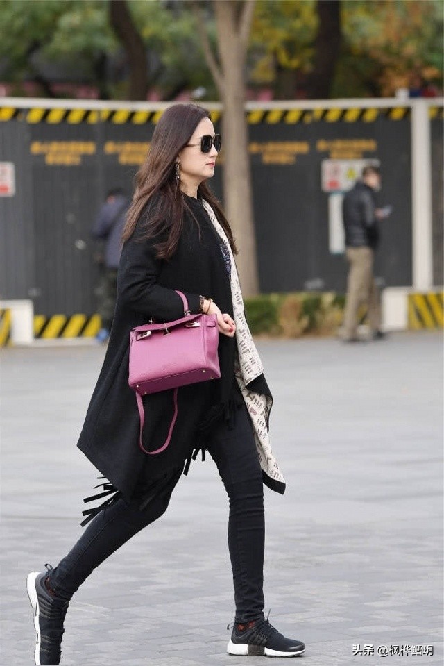 宽松超大黑色西装街拍,黑色西装街拍女