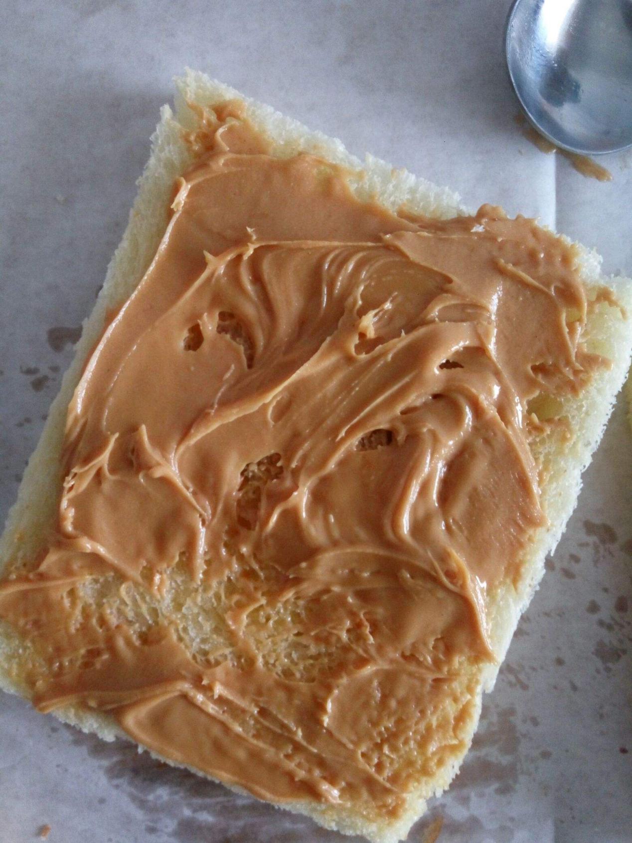 用捣碎的花生米做花生酱,用一把花生做一盘子花生酥