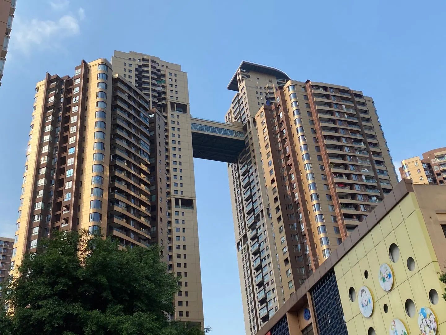 重庆南滨路最好的房子,重庆南滨路三大神盘惊现烂尾楼