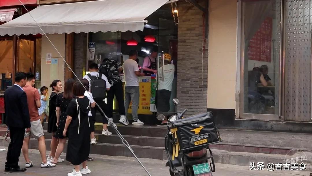 沉甸甸咧着口，每次遇到都排队，究竟是啥征服了吃货
