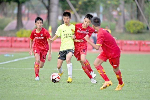 营造一个良好的足球氛围,建立自己的足球队需要什么