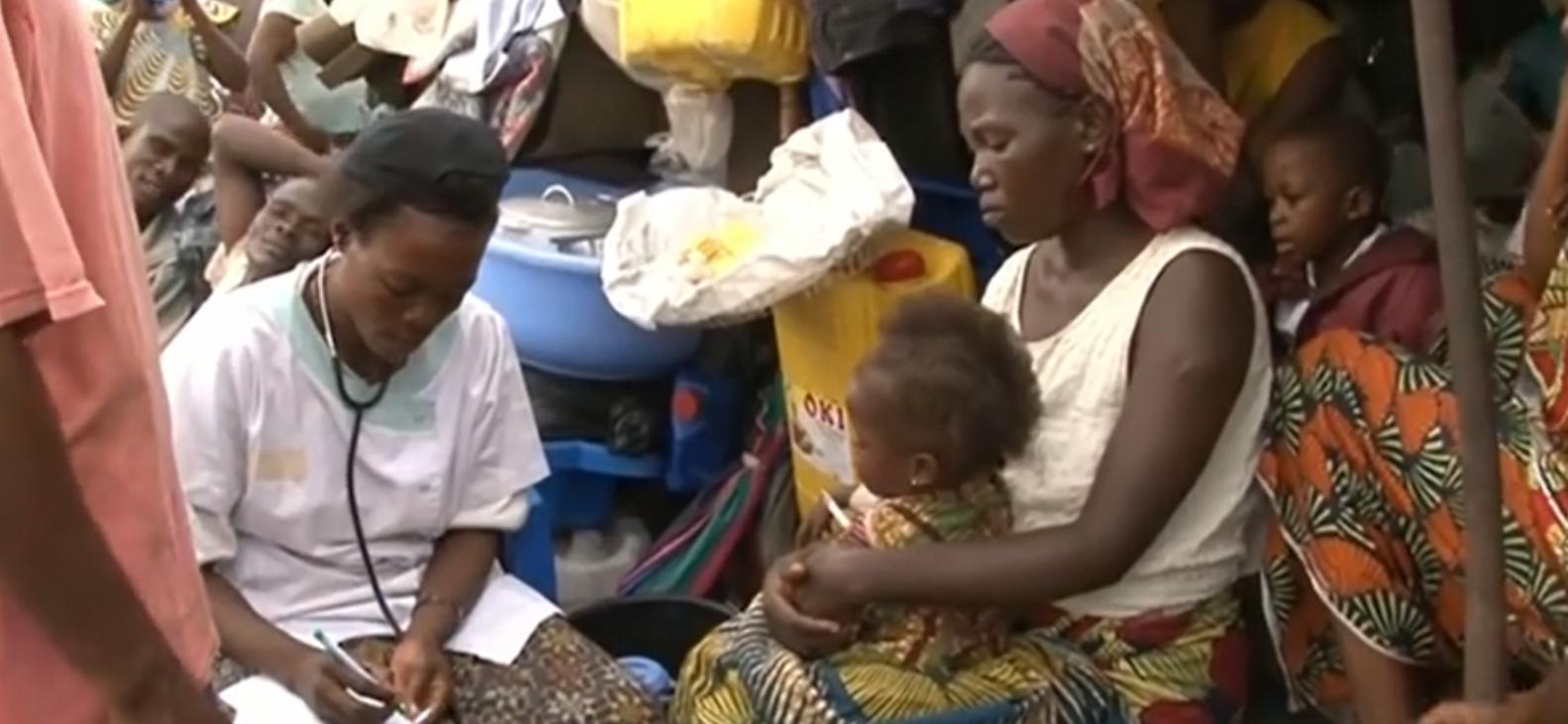 非洲货船严重超载，1700人挤在上面没有厕所，晚上开船用手电照明