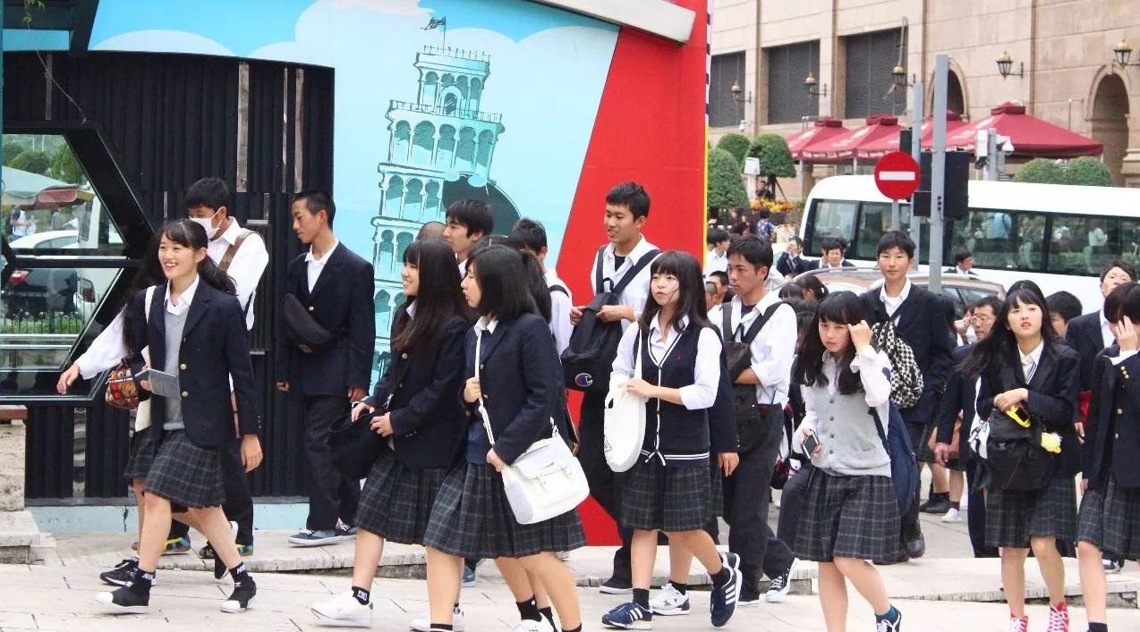 新生军训吵架罚站主席台，两人“被迫牵手”，网友：磕到了