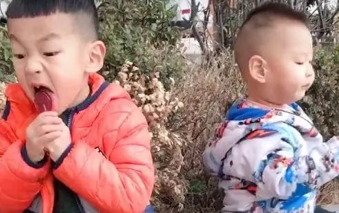 泡奶粉、换尿布，那些在家带娃的大娃们的暖心瞬间
