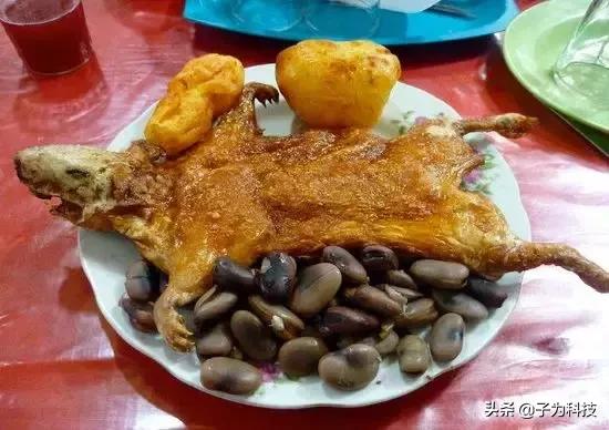 在国外卖皮蛋和咸鸭蛋被抓？歪果警方：不适合人类食用…