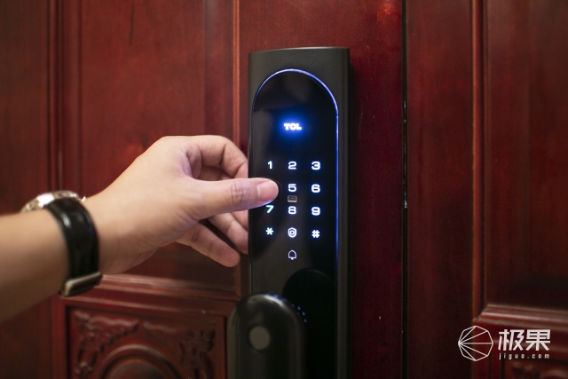 经常忘记自己锁门,智能门锁被锁定怎么解锁