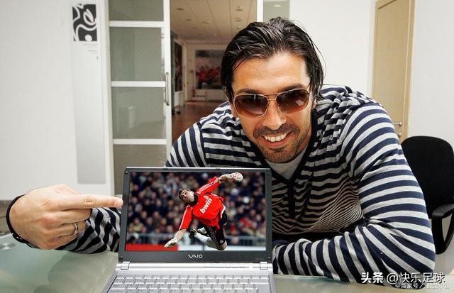 调侃肺炎疫情，球迷三米长的大刀都拔出来了，布冯怂了