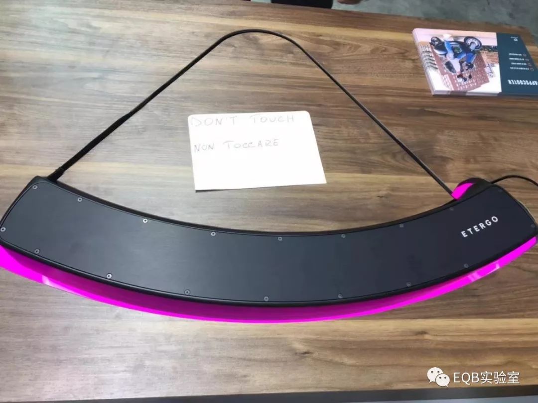 「米兰展独家」弯的电池？可当作充电宝的电池？外国人真会玩！