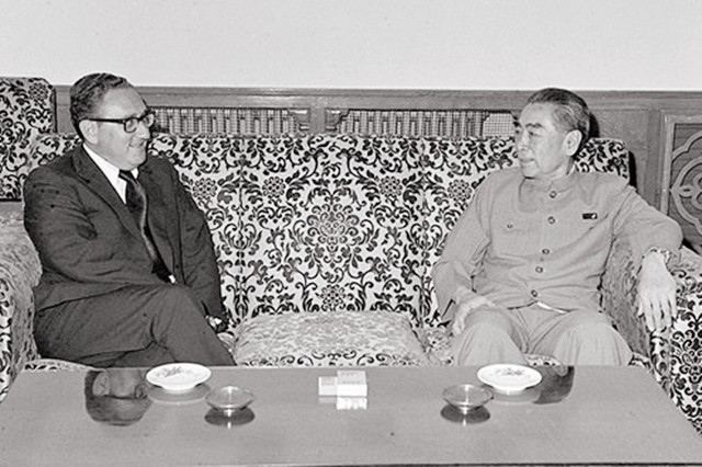 记者故意刁难周总理：为何要用美产钢笔？他的回答让记者羞愧