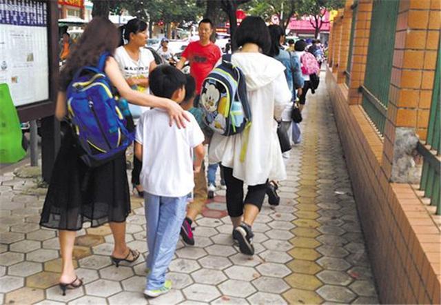 日本小学生的书包要装些什么,揭秘每个日本小学生的书包