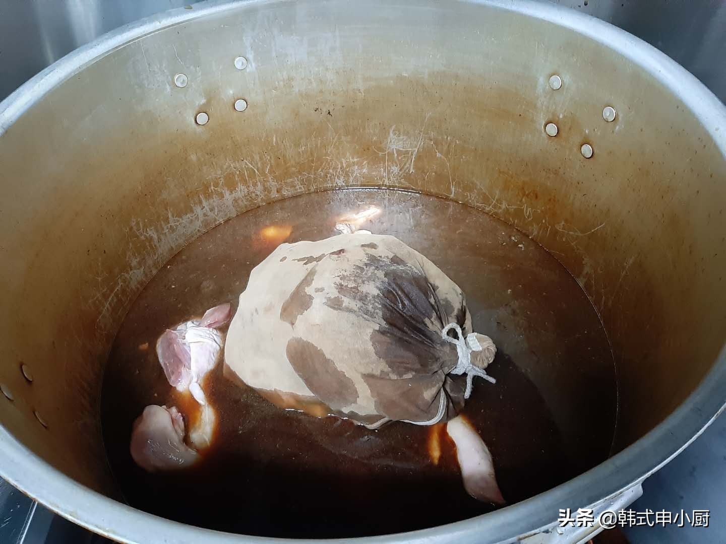 东北经典的酱猪肘怎么做入味,韩式猪肘最好吃的做法