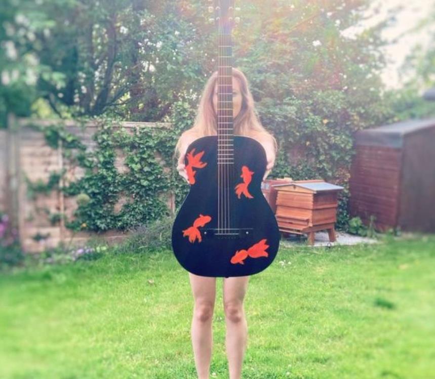 为了住上房，这些英国年轻人简直各种办法都想绝了