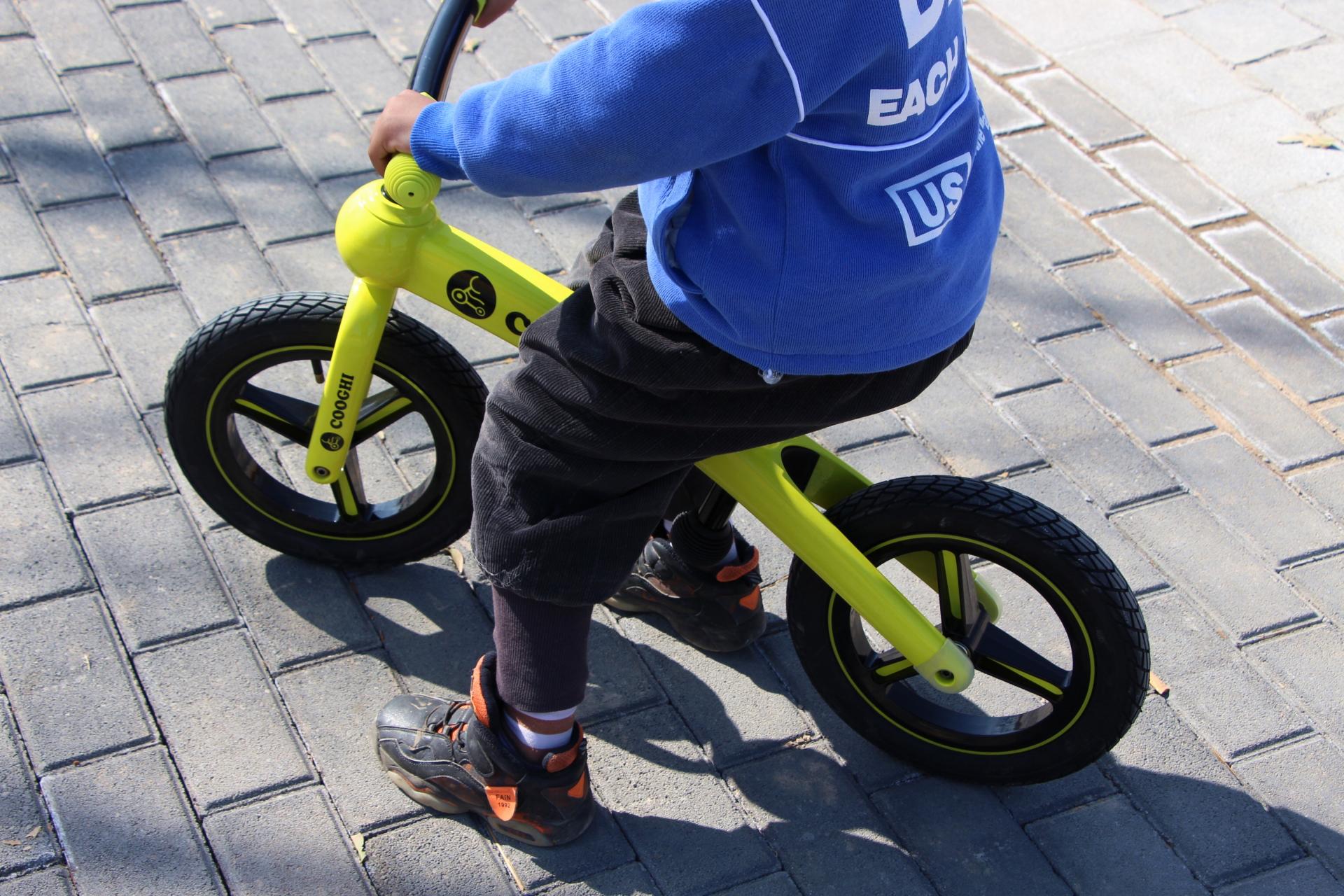 萌娃骑平衡车的视频,萌娃运动平衡车