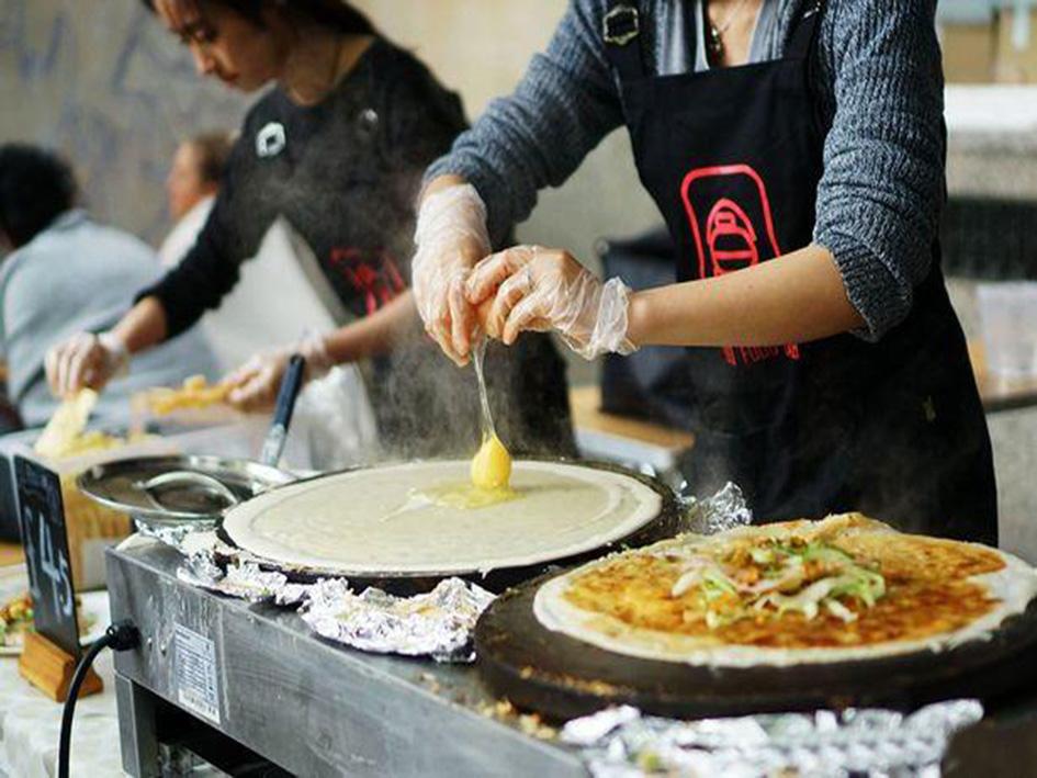 开店月入10万全靠煎饼,38岁辞职去开煎饼店