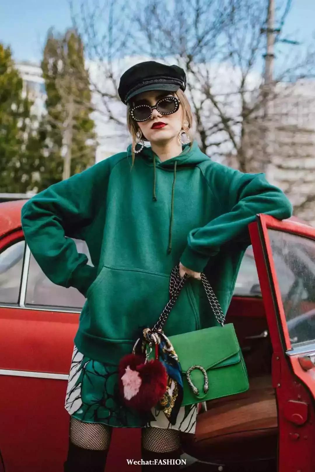 卫衣配什么裙子好看春天,卫衣裙子怎么搭配才好看