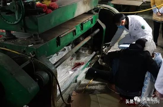 女服务员长发卷进和面机,长发卷入和面机女子挣扎3分钟