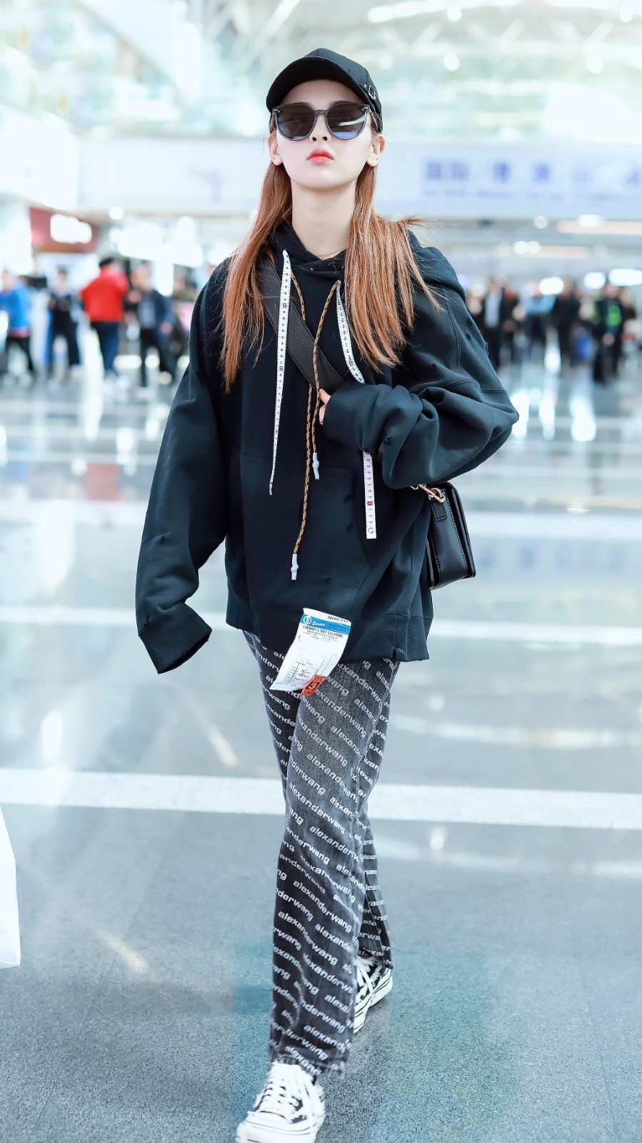 再不说杨超越土了，穿黑色卫衣牛仔裤，气场飙升直逼孟美岐