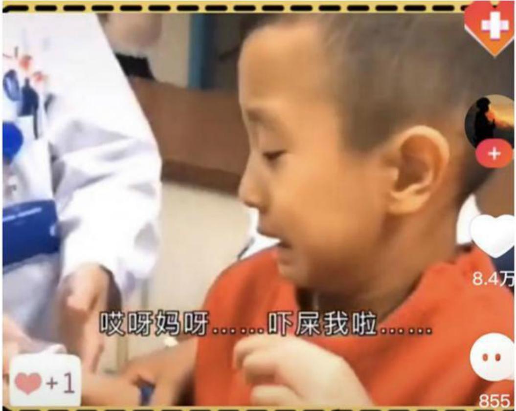 小男孩打针高情商回复,小男孩打疫苗又心疼又好笑
