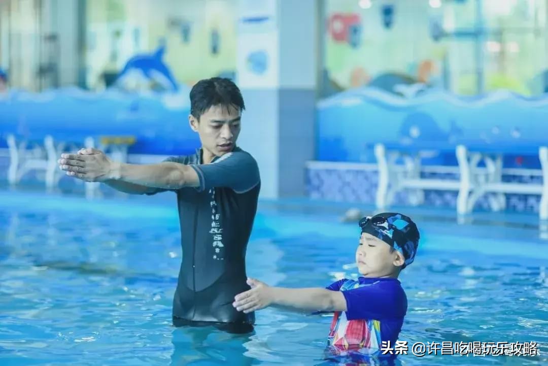 高尔夫球场、外教老师、恒温游泳池，这是什么神仙幼儿园？