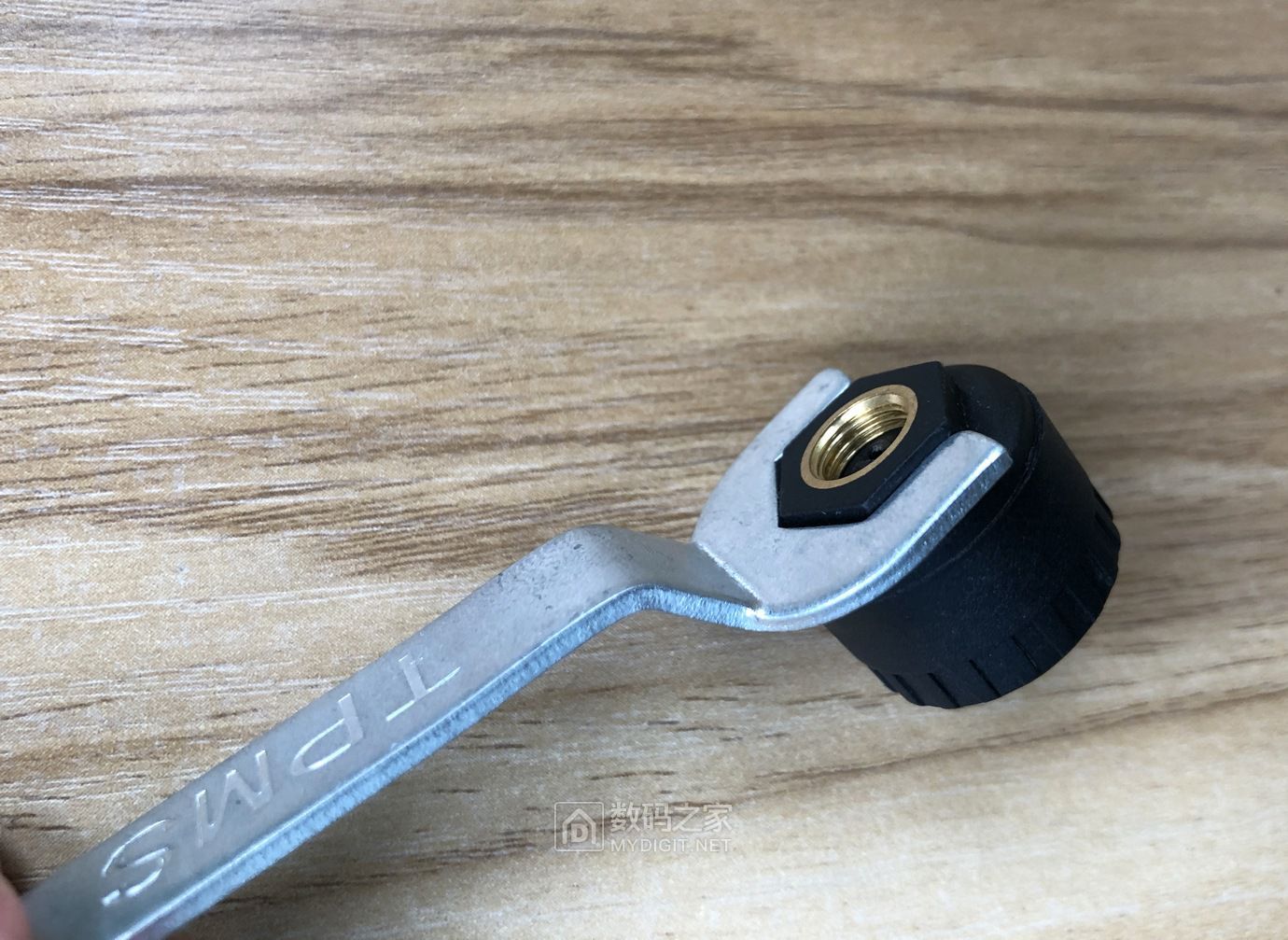 外置式胎压监测评测,外置胎压监测传感器拆解