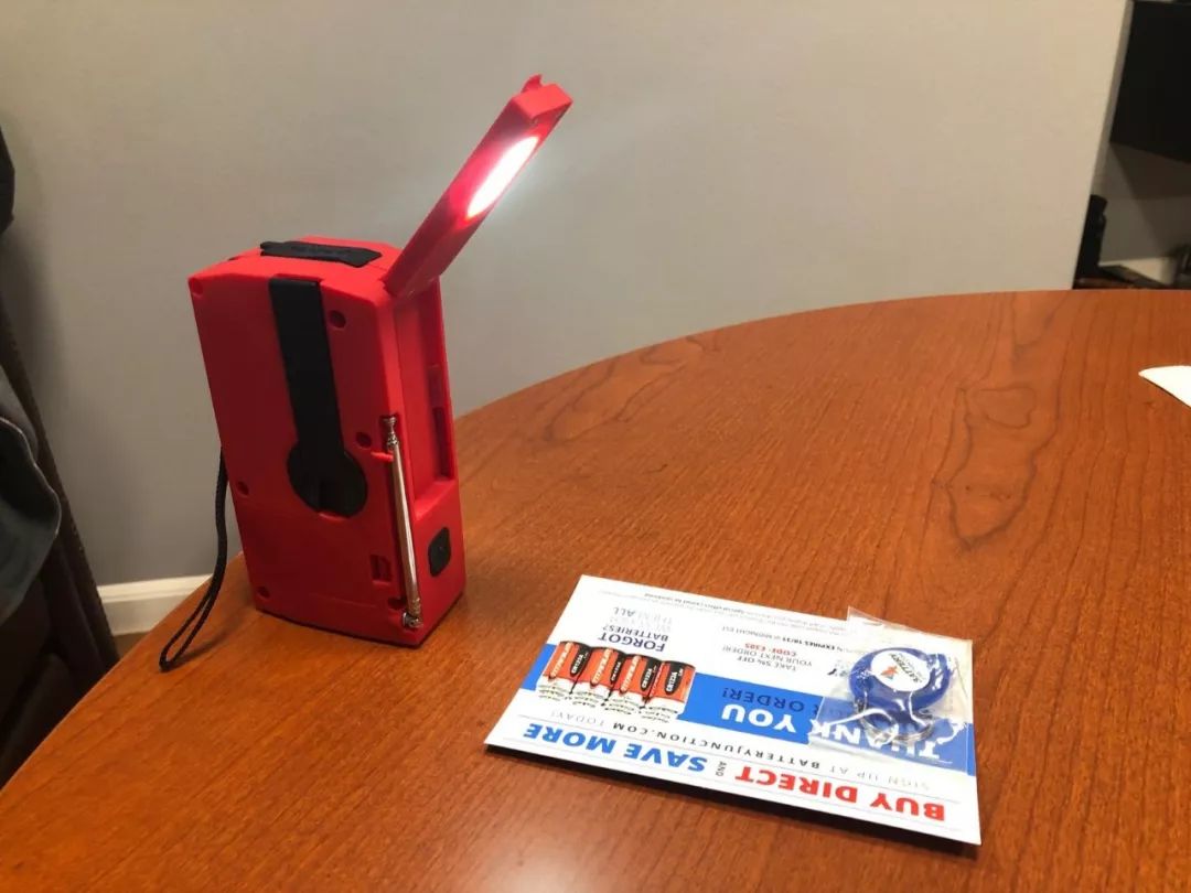 售价不到30美元的​RegeMoudal紧急太阳能手摇发电收音机