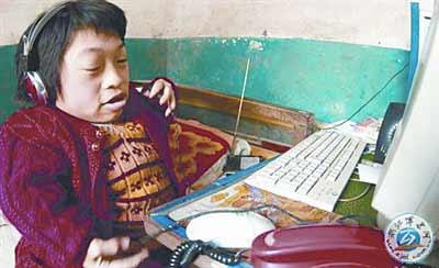 身高89厘米的脆骨女面临“死亡组合”艰难产子：为爱不后悔