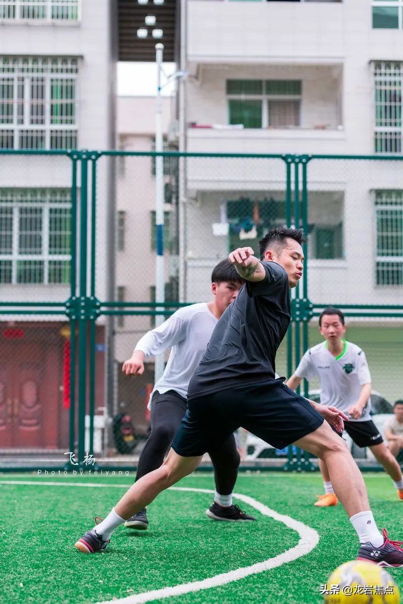 林丹脚踢球,林丹回到球场赢了