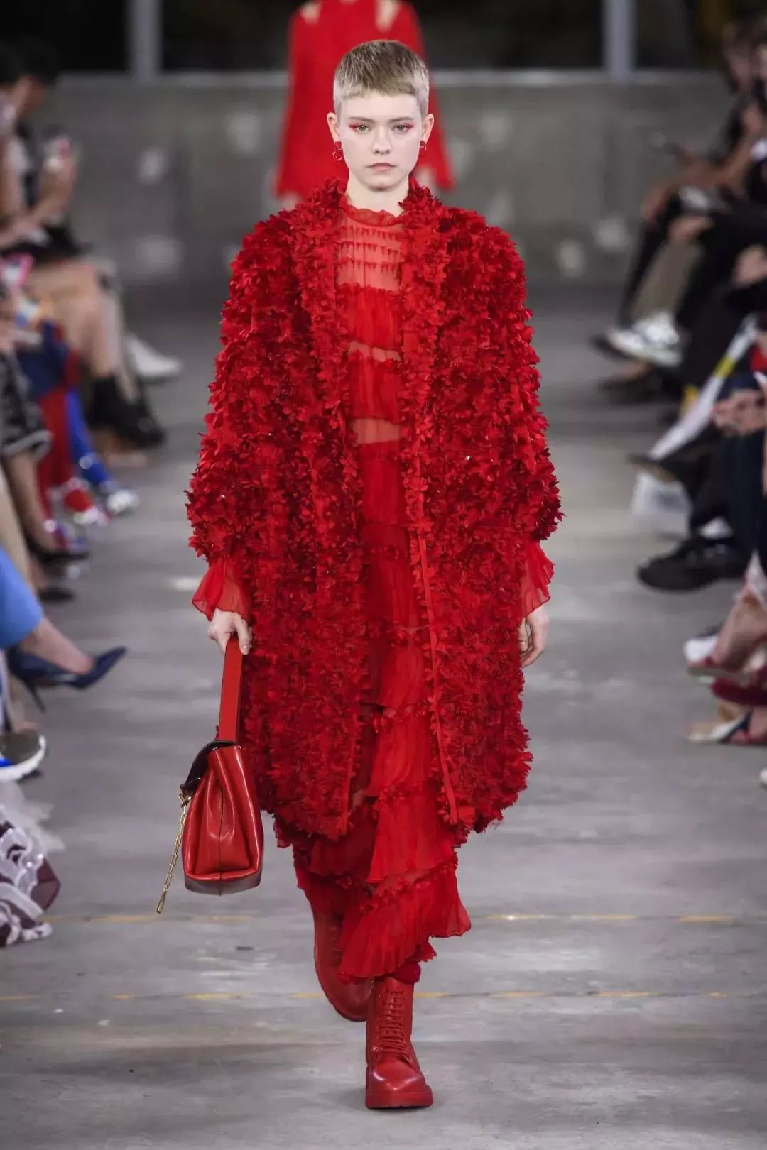 “Valentino红”降临东京，冠希哥说最近的生活“888”