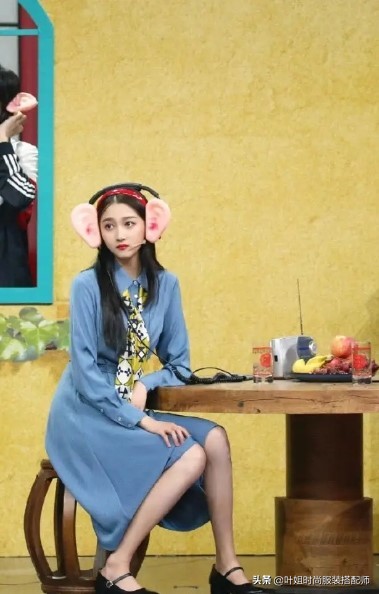 丝巾新花样美出高级感丝巾搭配,怎样选最好质量的丝巾好看又洋气