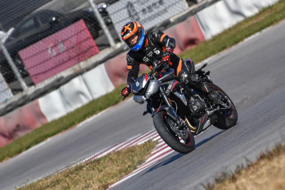 moto2凯旋极速,凯旋765rsmoto2限量版试驾