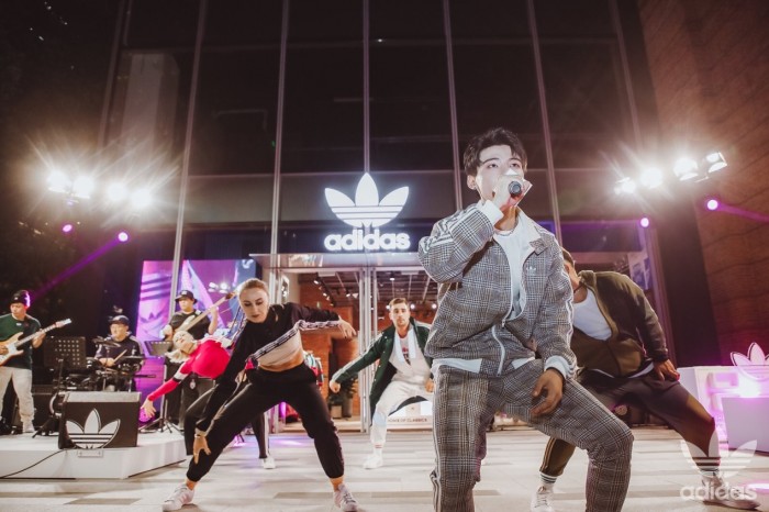 adidasOriginals阿迪达斯三叶草上海中环广场店耀目登场