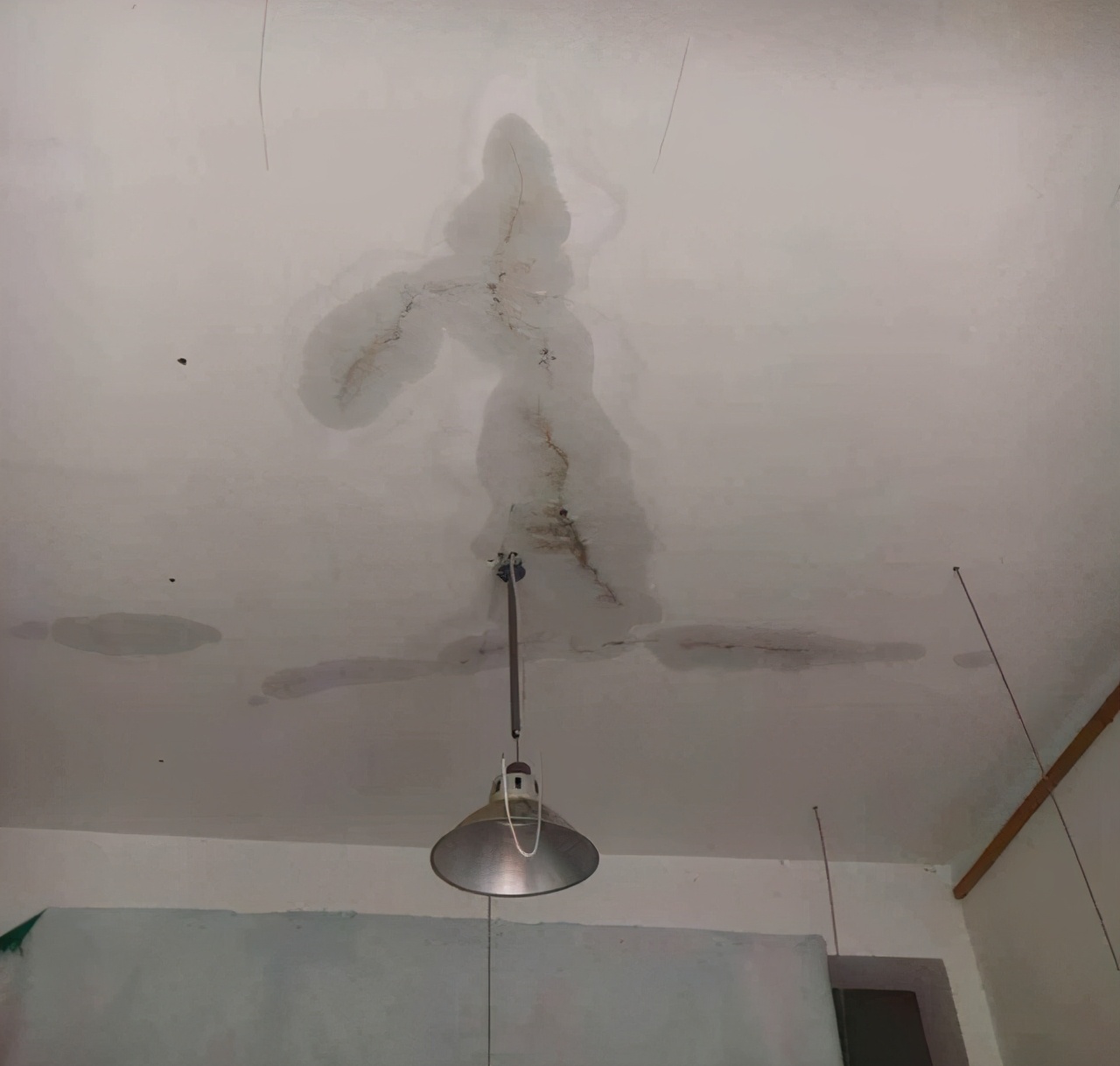 房子天花板掉皮怎么回事,天花板掉皮怎么修补