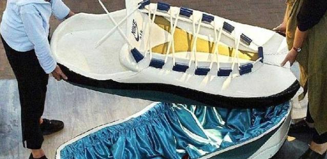 赚疯了，某宝店买「黑人抬棺」的汽车贴纸达到了月入5万多