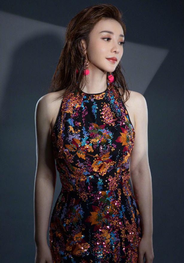 柳岩自曝身材不完美,柳岩最新吊带裙