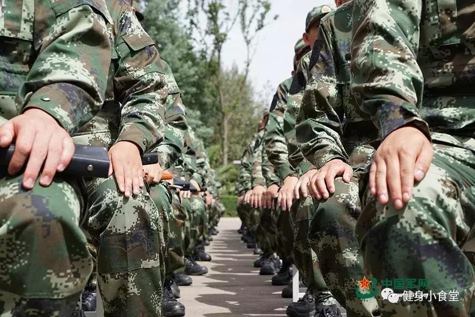 上班久坐与久站哪个对身体伤害大,上班族久坐久站