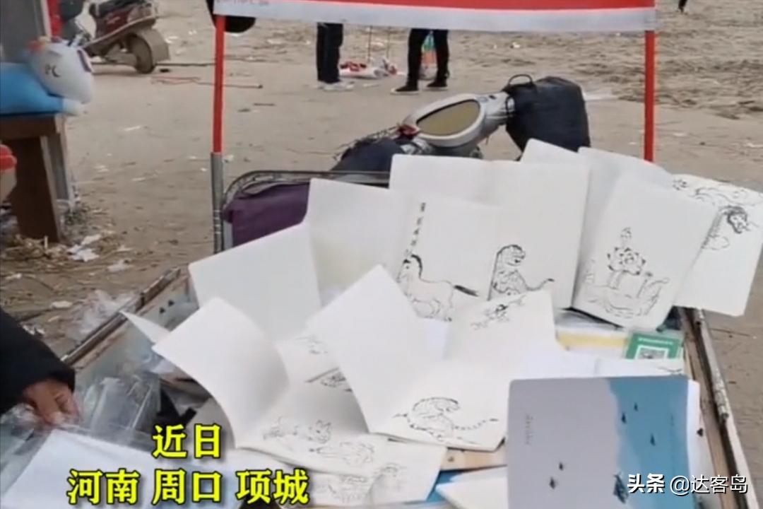 摆摊写字的大爷,大爷路边卖本子免费作画