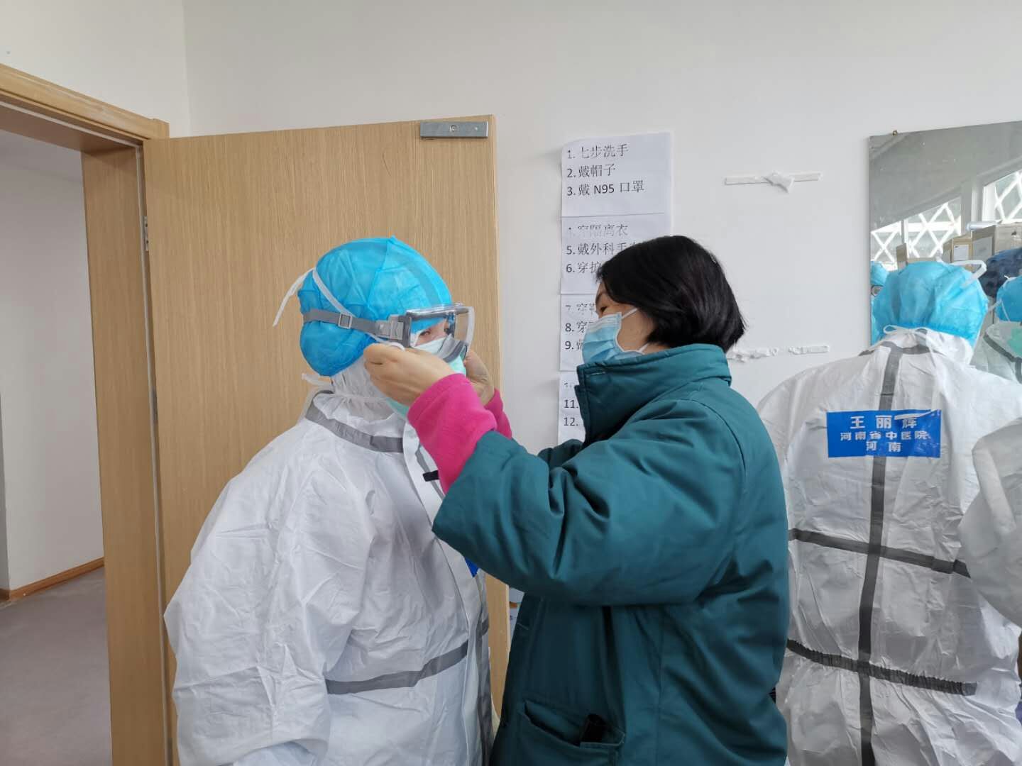 援鄂医护人员现场工作,援鄂医护人员的一天