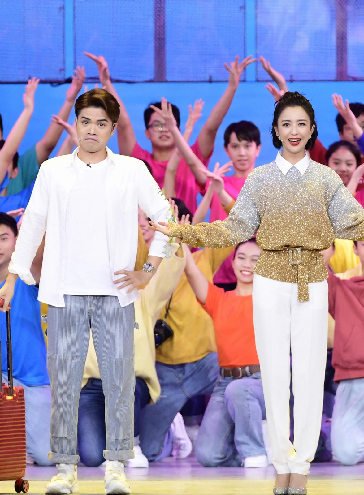 她最胖也只有85斤，亮片上衣扎苹果头，当了妈妈依旧活力十足