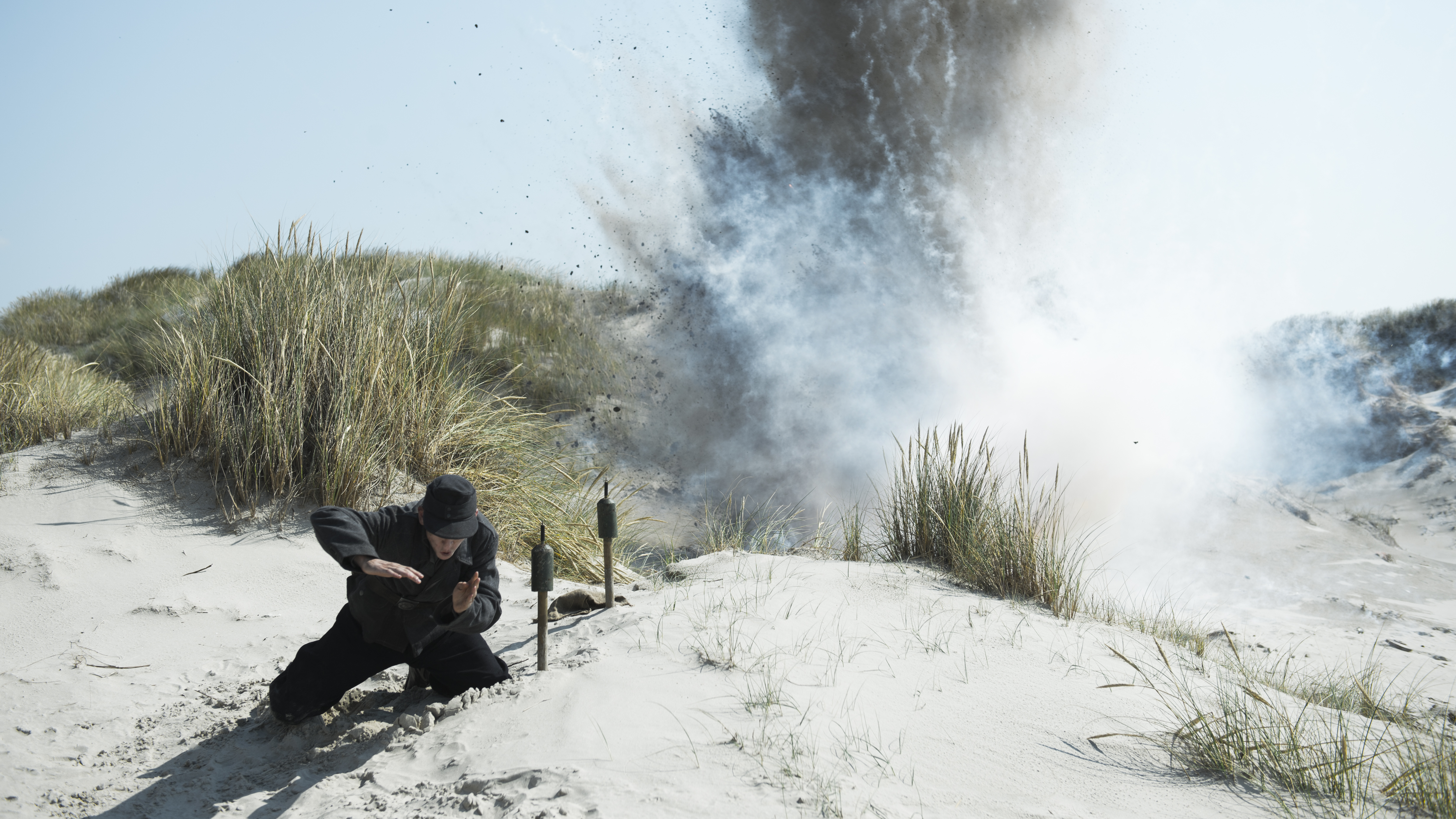 根据真实事件改编，那片美丽的沙滩上，无数孩子像狗一样死去