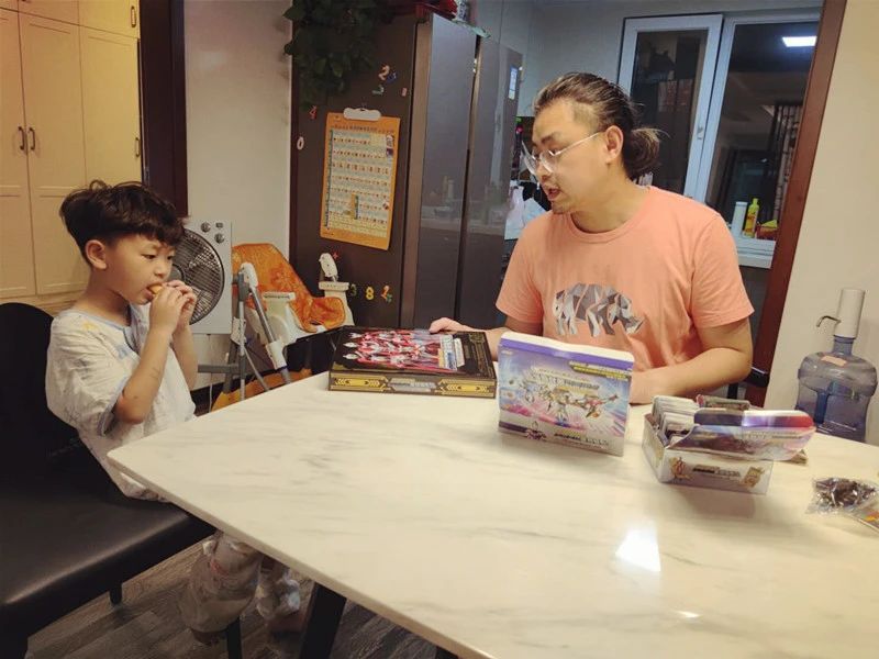 奥特曼卡片是雷霆还是黑钻版,奥特曼卡片到底要不要买呢