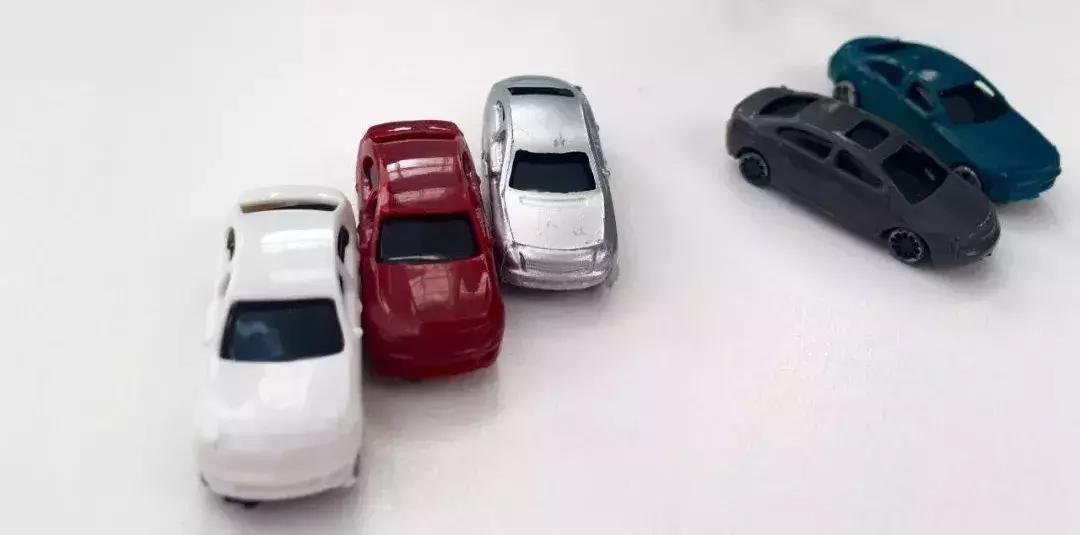 女子和孩子进家门被尾随,女童在小区被陌生男人尾随