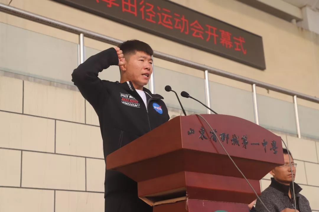 聊城一中运动会5000米,聊城一中运动会闭幕式班旗飞舞