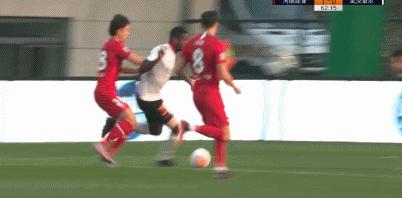 中超裁判15分钟后再现争议判罚,中超裁判被球砸中