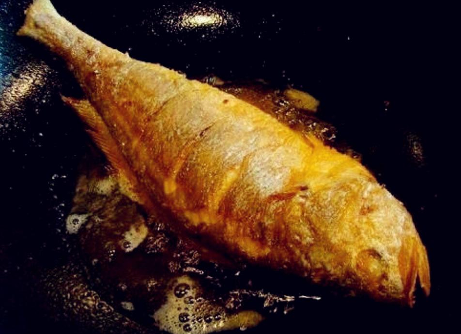 不粘锅煎鱼的技巧与方法,无涂层锅煎鱼技巧