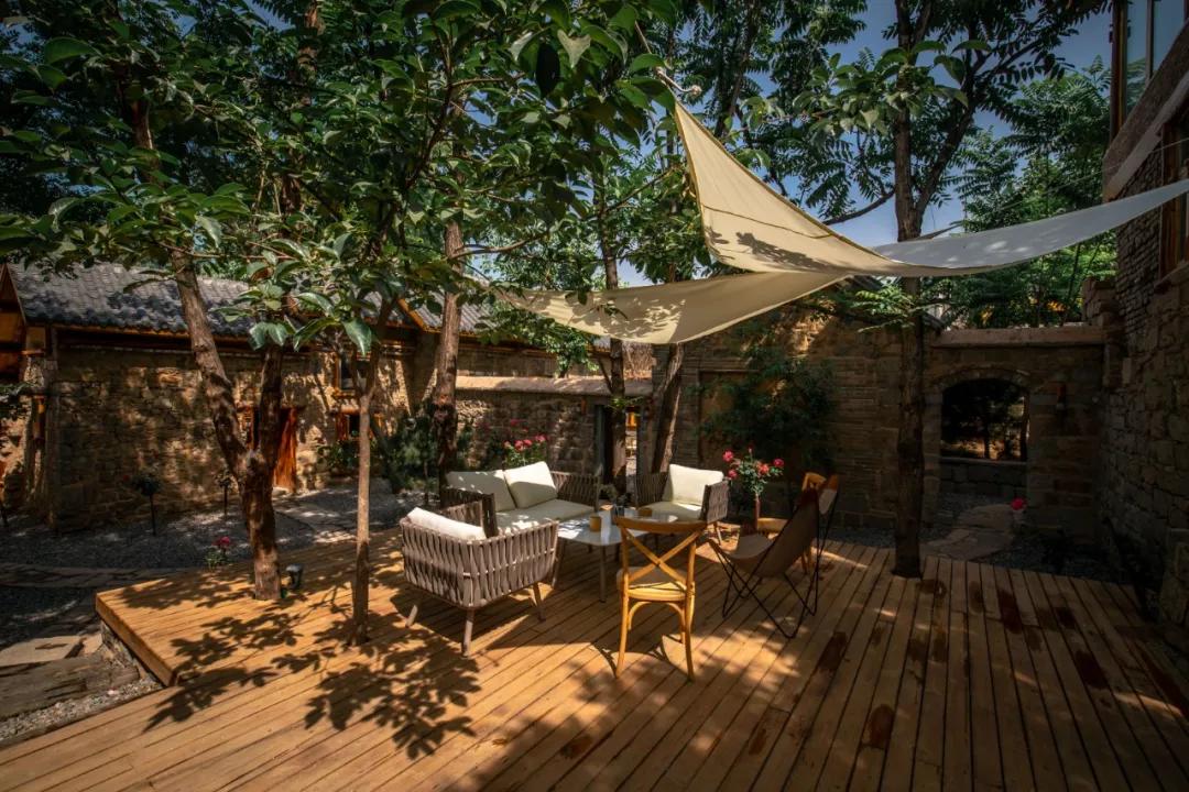 神仙眷侣辞掉高薪工作，爆改废弃山谷，造无边恒温泡池，全景树屋