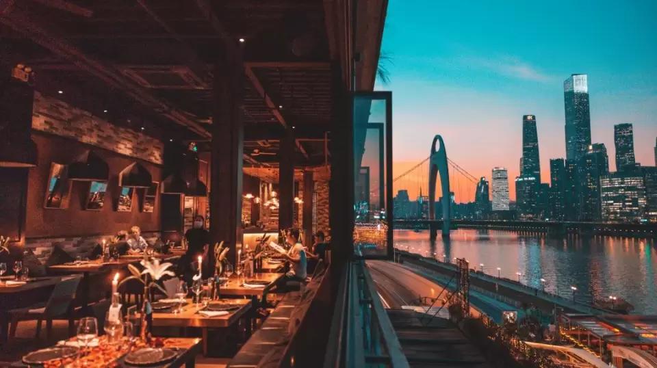 在江边看晚霞圆月，开live派对！难怪中秋节广州人不回家