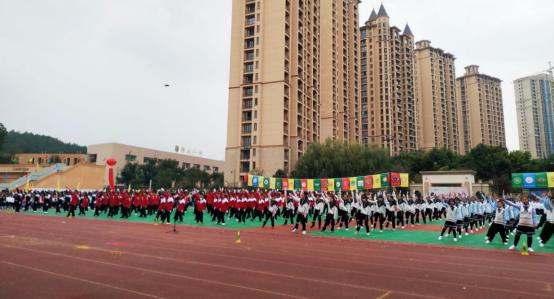 披着五彩盛装，唱响我的祖国，天府师大一中运动会，燃了