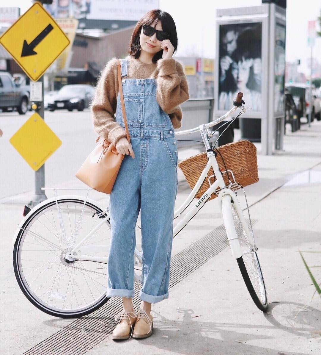 还在穿阔腿裤的你可能不知道，时髦精都悄悄穿起了束脚裤和背带裤