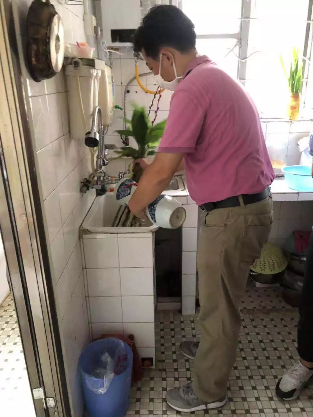 持续推进在职党员进社区志愿服务,在职党员下沉社区开展志愿服务