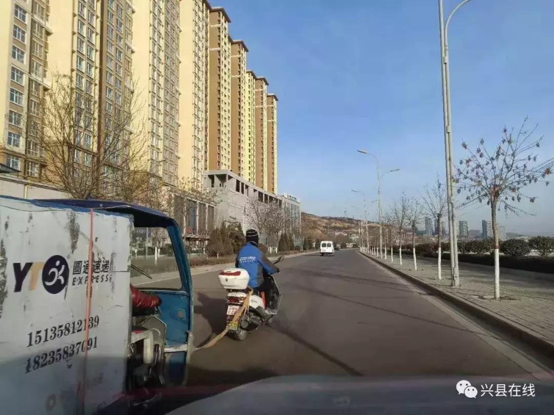 【*今条头日**】兴县街头大中午一点多拍到的一幕，辛酸，想哭！